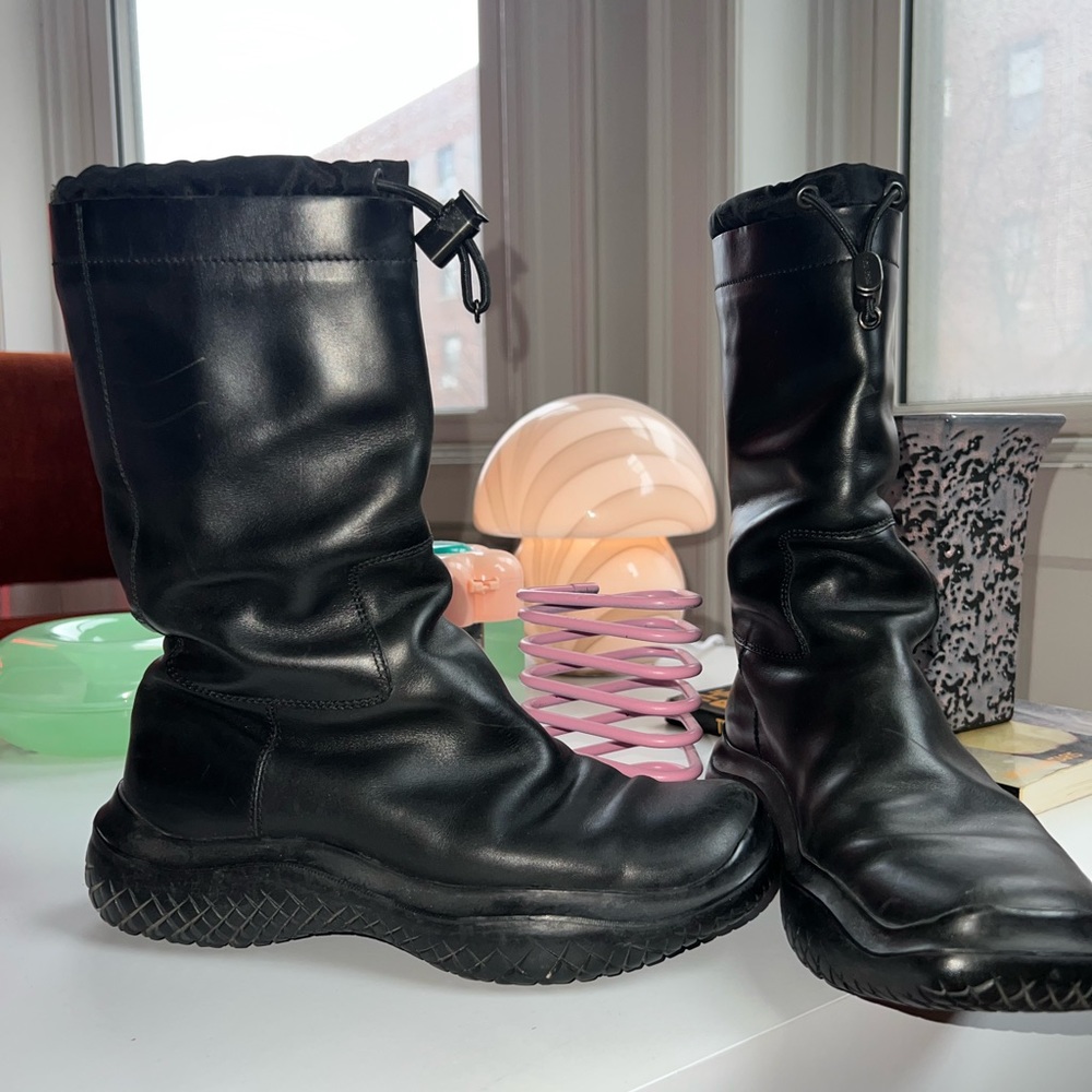 AW99 PRADA VIBRAM LEATHER
TOGGLE BOOTS size US 6 / EU 36 Women’s black leather!